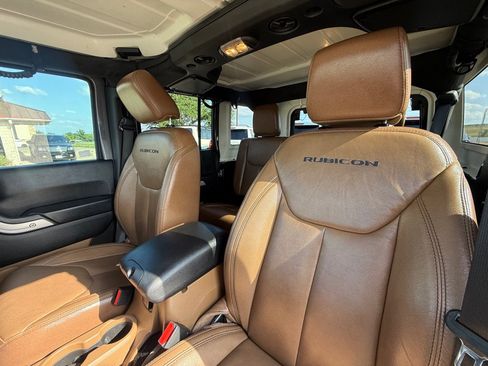 Used 2018 Jeep Wrangler Unlimited Rubicon w/ Connectivity Group AWD/4WD image 17