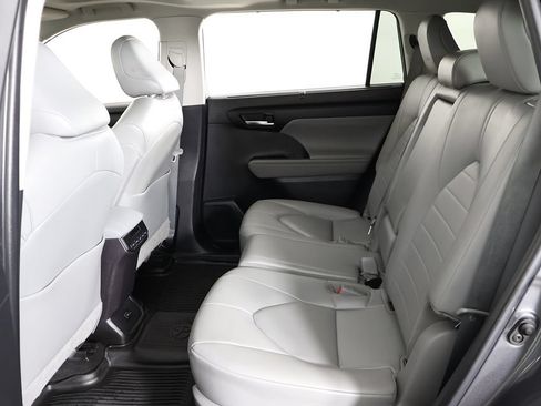 Used 2023 Toyota Highlander XLE FWD image 36