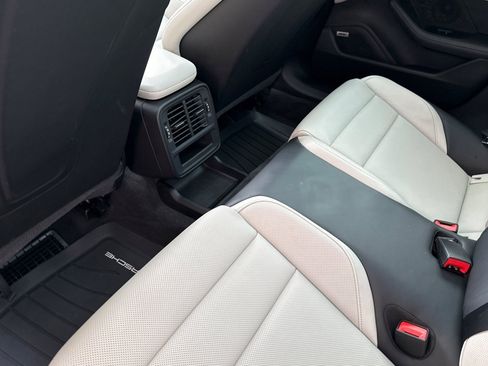 Used 2021 Porsche Taycan image 13