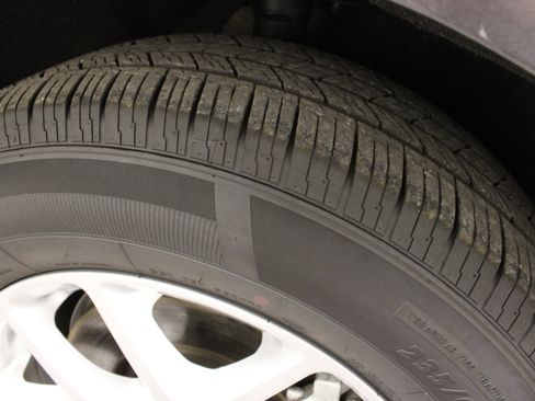 Used 2023 Chrysler Pacifica Touring-L FWD image 11