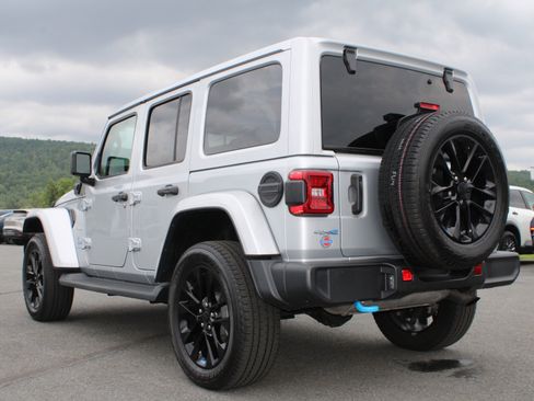 Used 2023 Jeep Wrangler Unlimited Sahara w/ Cold Weather Group AWD/4WD image 11