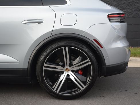 Certified 2025 Porsche Macan 4S Electric AWD/4WD image 39