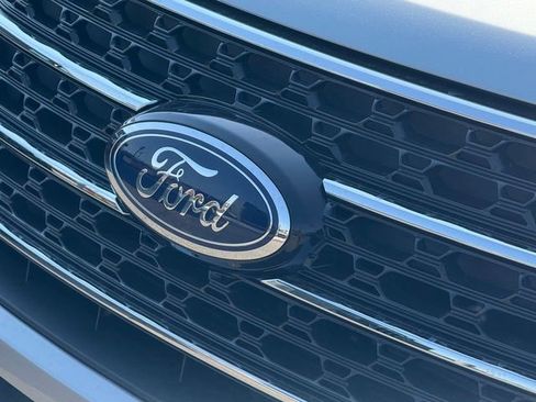 Used 2023 Ford Explorer XLT AWD/4WD image 25