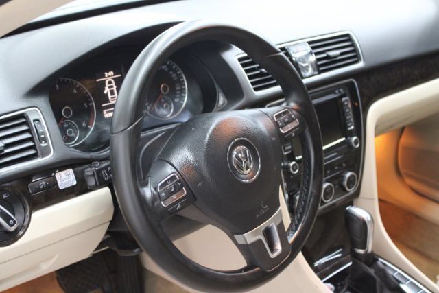 Used 2014 Volkswagen Passat TDI SEL Premium FWD image 10