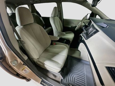 Used 2014 Toyota Sienna LE FWD image 29