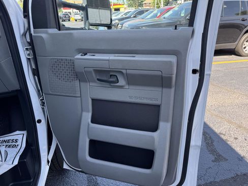 Used 2022 Ford E-350 and Econoline 350 Super Duty image 26