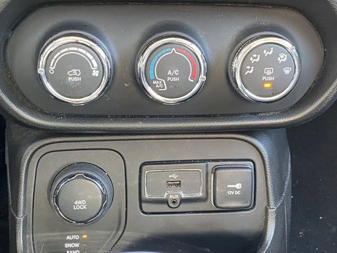 Used 2017 Jeep Renegade Latitude image 17