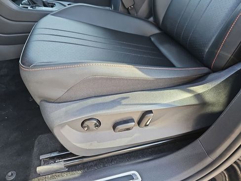 Used 2024 Volkswagen Tiguan SE image 23