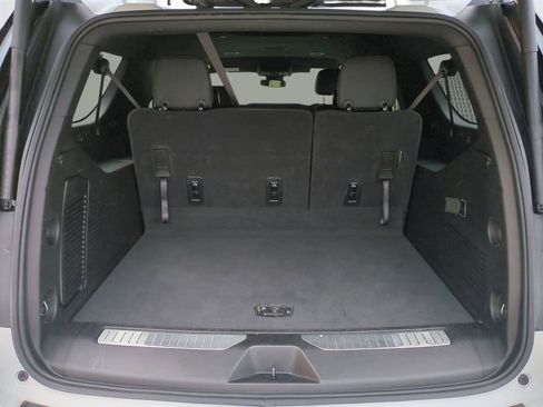 Used 2025 Chevrolet Suburban Z71 image 14