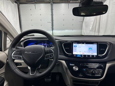Used 2023 Chrysler Pacifica Touring-L image 16