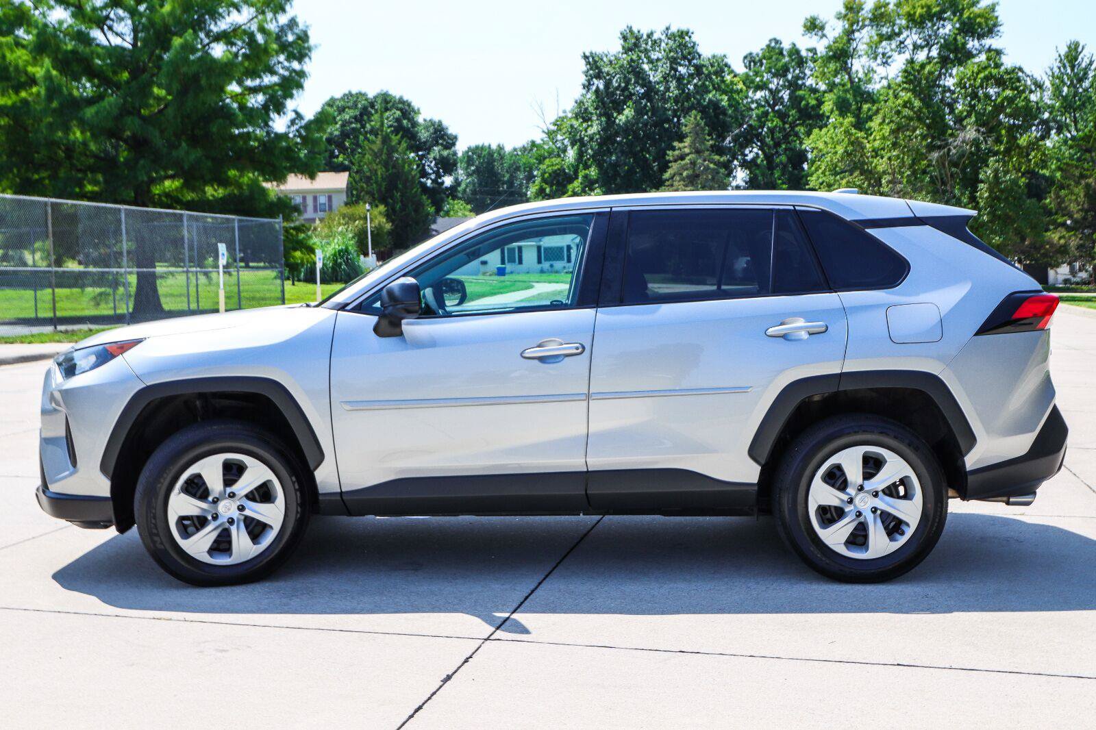 Used 2022 Toyota RAV4 LE w/ Carpet Mat Package (TMS) AWD/4WD image 4