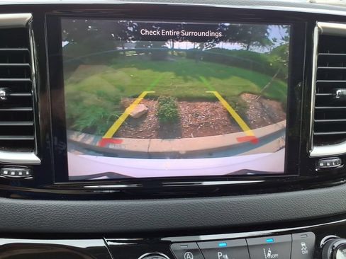 Used 2023 Chrysler Pacifica Touring-L FWD image 28