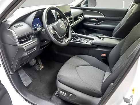 Certified 2025 Toyota Grand Highlander FWD image 9