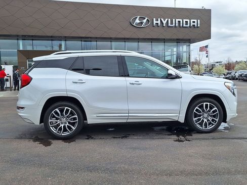 Used 2023 GMC Terrain Denali image 2