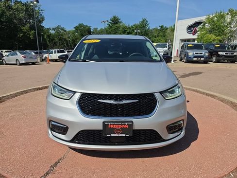 Used 2024 Chrysler Pacifica Limited FWD image 8