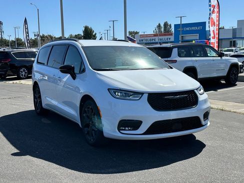 New 2026 Chrysler Pacifica Select image 10