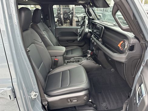 Used 2025 Jeep Wrangler Sahara image 14