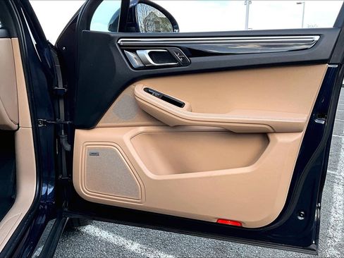 Used 2021 Porsche Macan image 22