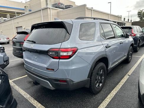 Certified 2025 Honda Pilot TrailSport image 3