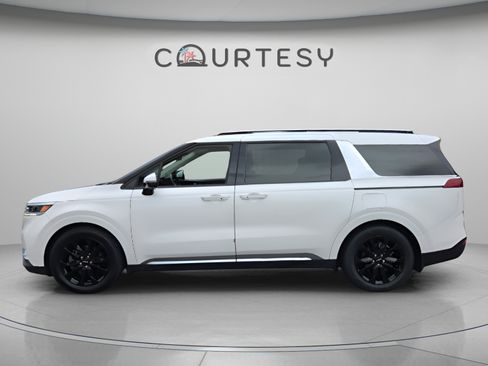 Used 2022 Kia Carnival SX FWD image 2