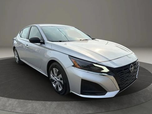 Used 2024 Nissan Altima 2.5 S FWD image 3