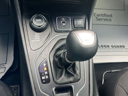 Used 2019 Jeep Cherokee Latitude w/ Cold Weather Group AWD/4WD image 16