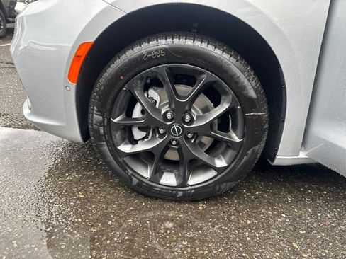 New 2026 Chrysler Pacifica Limited image 30