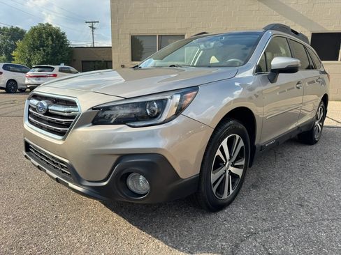 Used 2019 Subaru Outback 2.5i Limited w/ Popular Package #2 AWD/4WD image 3