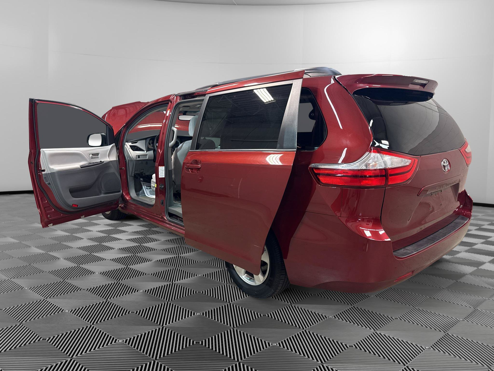 Used 2015 Toyota Sienna LE FWD image 12