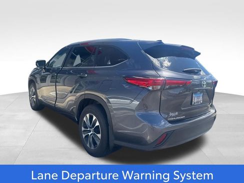 Used 2023 Toyota Highlander XLE FWD image 2