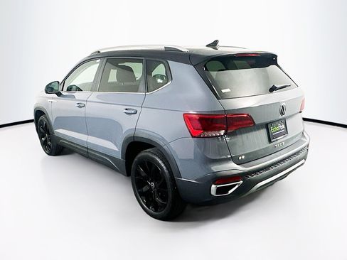 Used 2023 Volkswagen Taos SE w/ Panoramic Sunroof Package FWD image 5