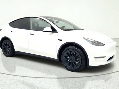 Used 2024 Tesla Model Y 2WD image 1