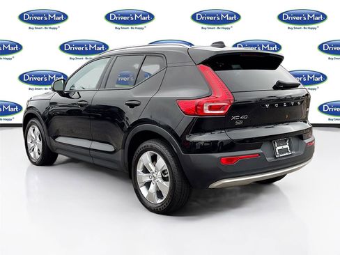 Used 2022 Volvo XC40 T5 Momentum image 6