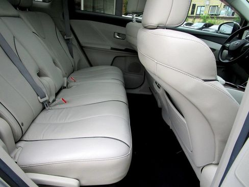 Used 2012 Toyota Venza Limited w/ Tow Pkg AWD/4WD image 16