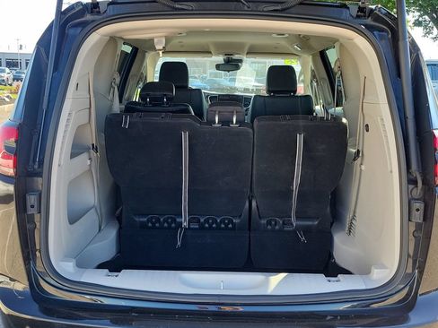Used 2023 Chrysler Pacifica Touring-L FWD image 11