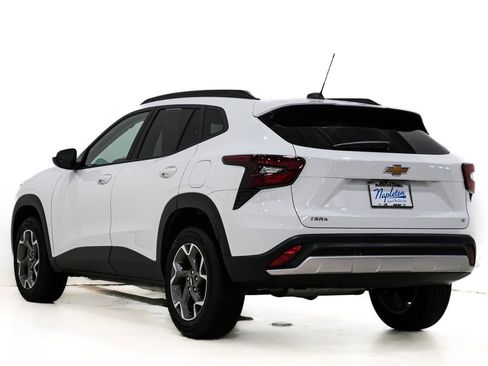 Used 2025 Chevrolet Trax LT image 8