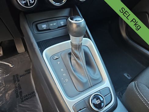 Used 2023 Hyundai Venue SEL FWD image 21