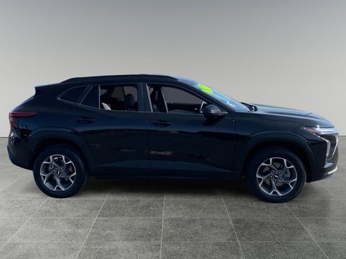 Used 2025 Chevrolet Trax LT FWD image 6