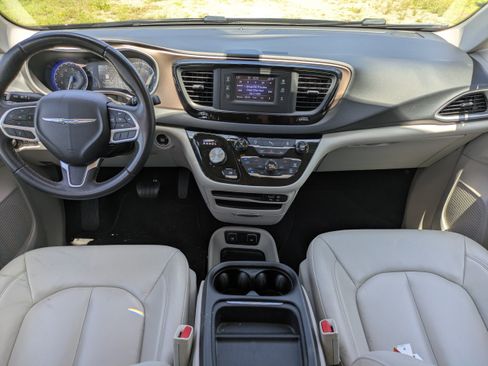 Used 2017 Chrysler Pacifica Touring-L FWD image 13