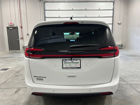 New 2026 Chrysler Pacifica Select image 7