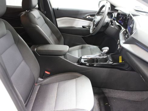 Used 2025 Chevrolet Trax LT image 18