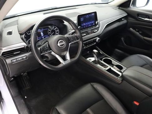 Used 2025 Nissan Altima 2.5 SR FWD image 11