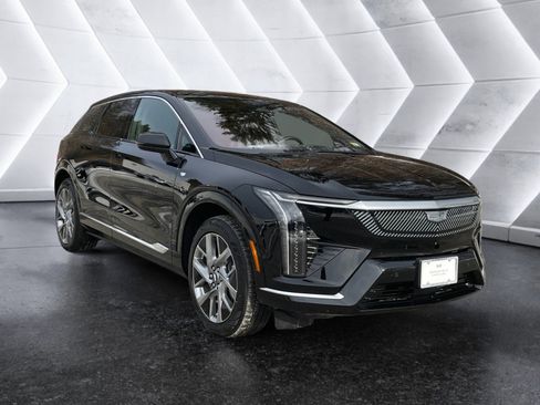 Used 2025 Cadillac Optiq Luxury 2 w/ LPO, Floor Liner Package AWD/4WD image 24