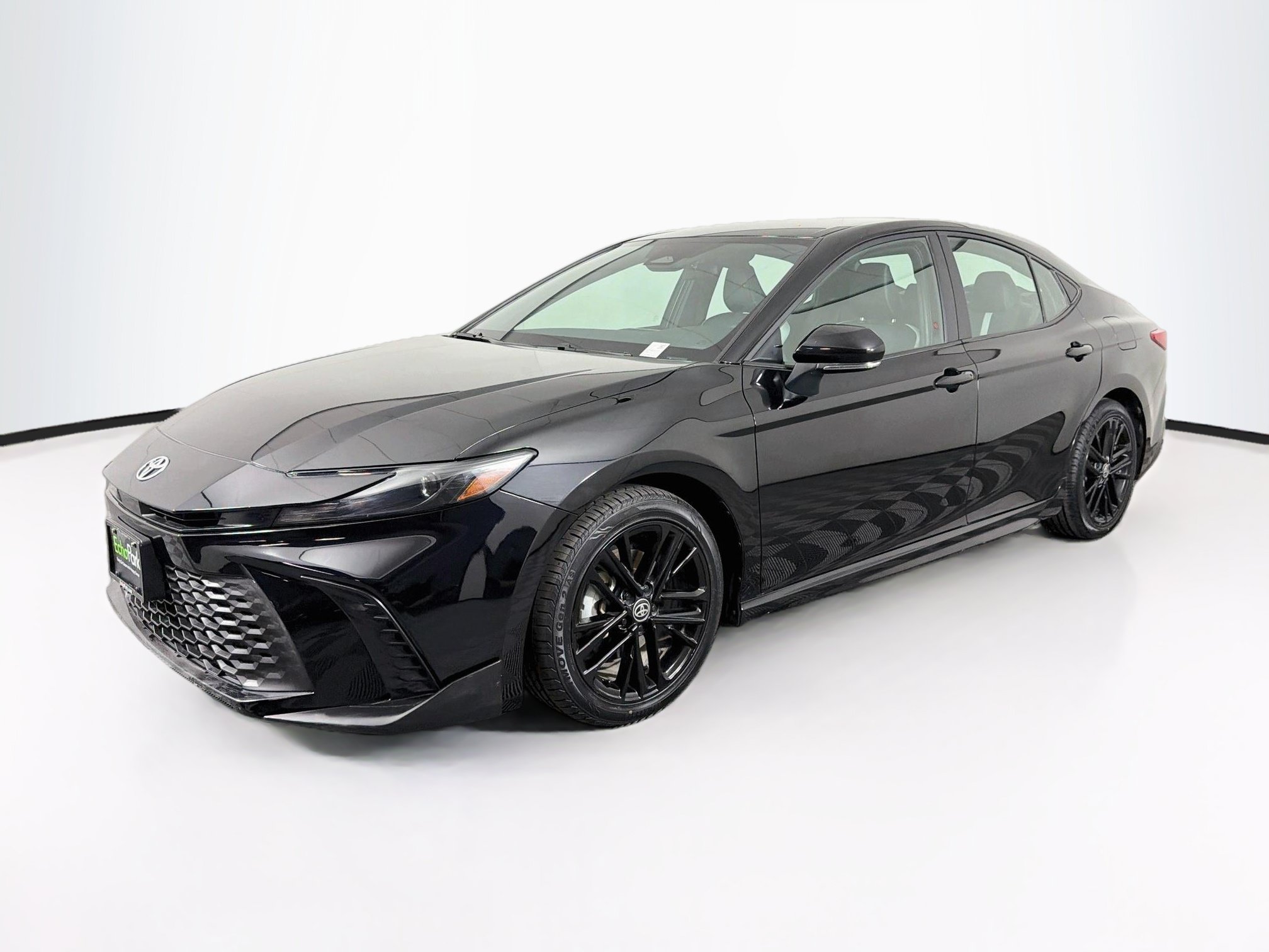 Used 2025 Toyota Camry SE FWD image 3