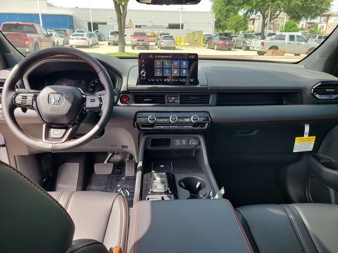 Used 2025 Honda Pilot TrailSport image 17