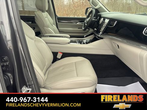 Used 2022 Jeep Wagoneer Series III w/ Premium Group I image 32