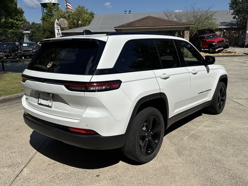 Used 2023 Jeep Grand Cherokee Altitude AWD/4WD image 8