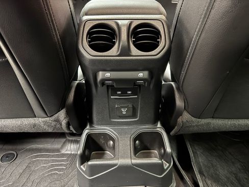 Used 2023 Jeep Gladiator Overland AWD/4WD image 11