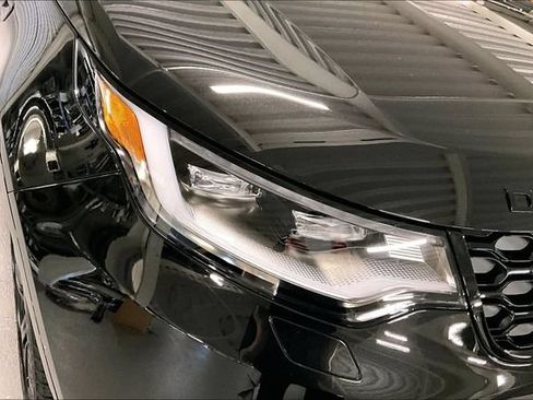 Certified 2025 Land Rover Discovery Dynamic SE AWD/4WD image 28