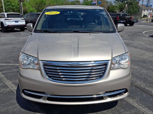Used 2014 Chrysler Town & Country Touring image 2